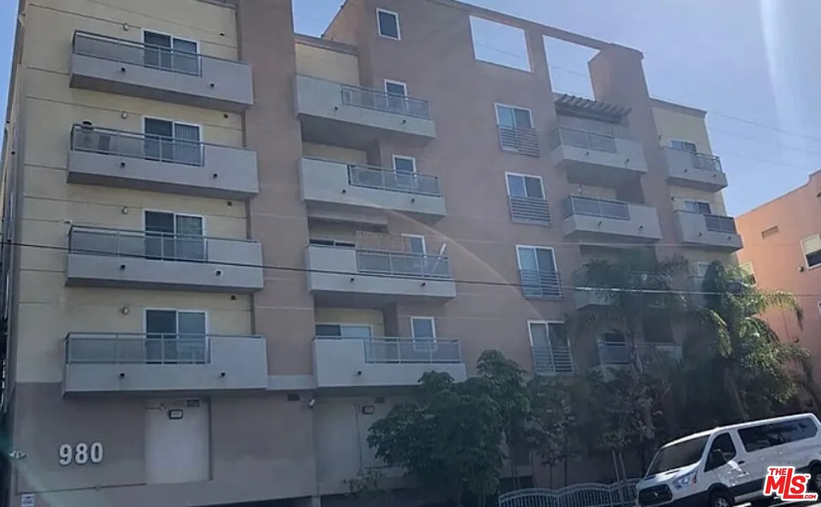 2 bed, 2.0 bath, 1010 sqft, $3,000 — Photo 1