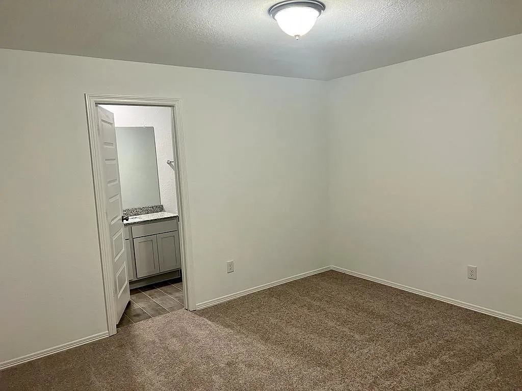 5 bed, 4.0 bath, 2409 sqft, $3,200 — Photo 3