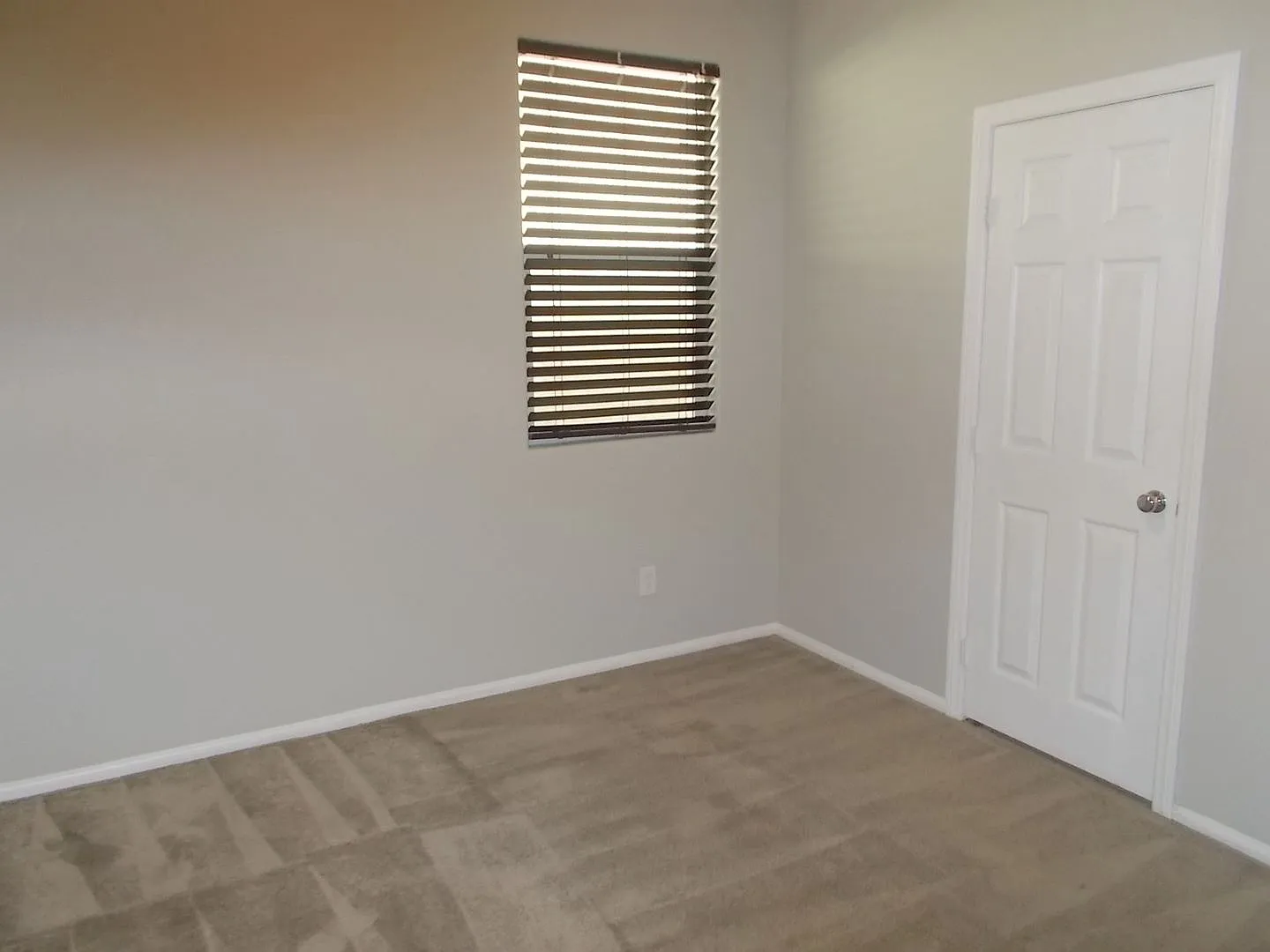 Spacious & Stylish Home with Main-Floor Guest Suite and Gourmet Kitchen — Photo 2