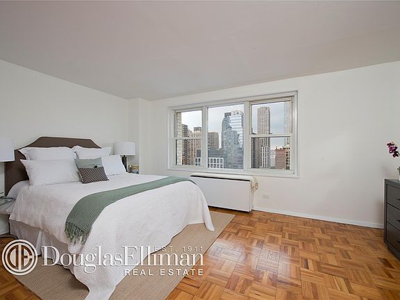 3rd image of 201 W 70th St APT 17J