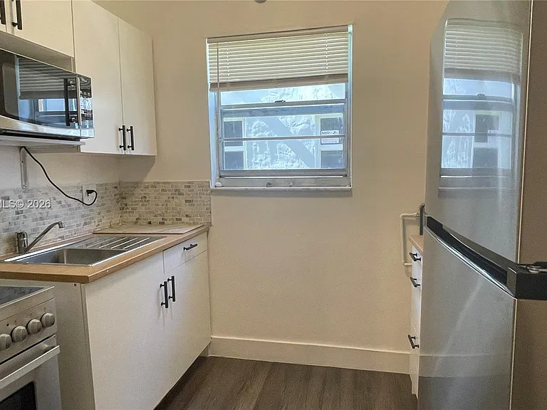 1043 NW 2nd St #9 — Photo 3
