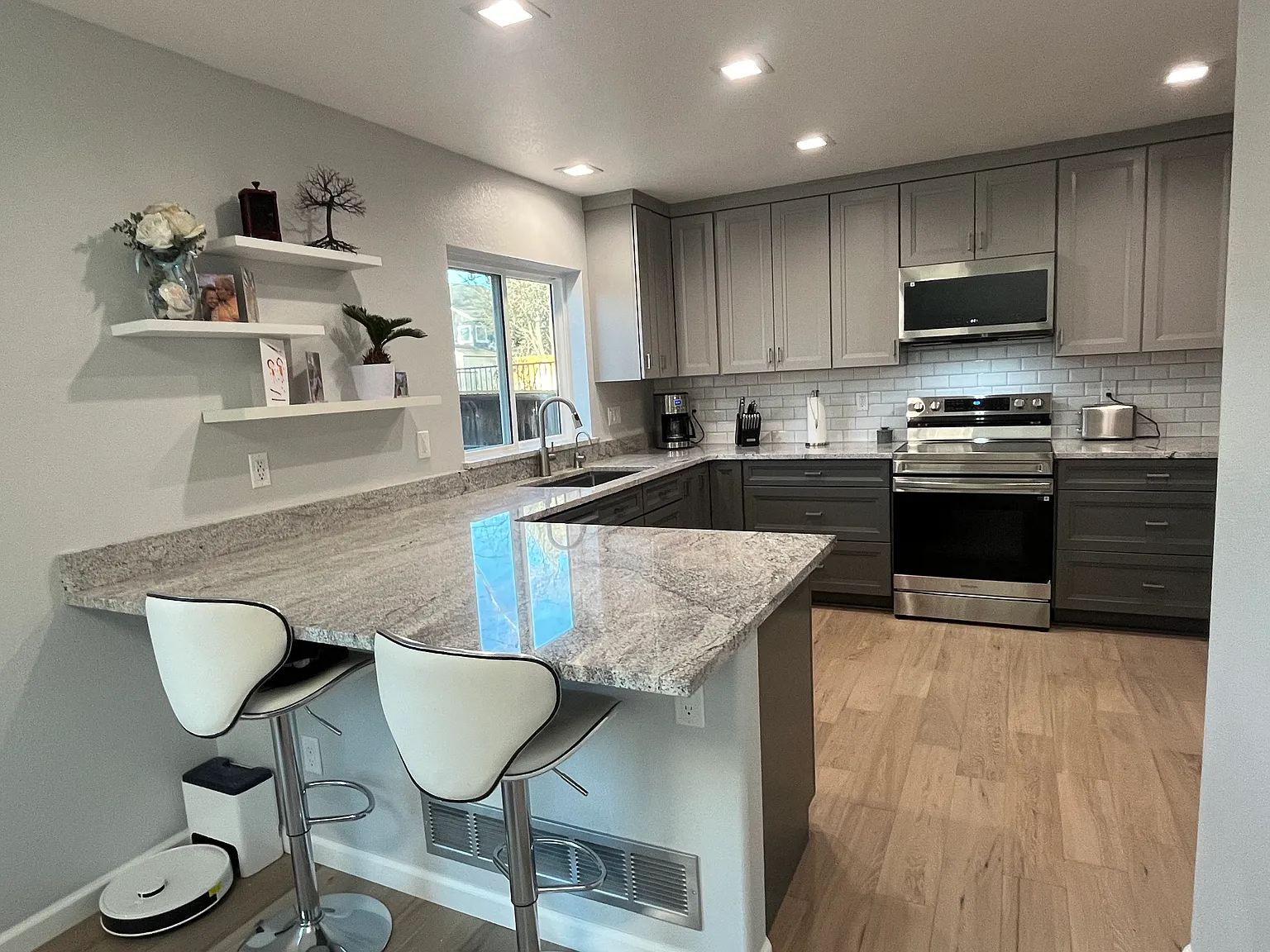 3 bed, 2100 sqft, $4,750 — Photo 4