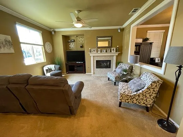 3 bed, 2.5 bath, 1720 sqft, $4,100 — Photo 2