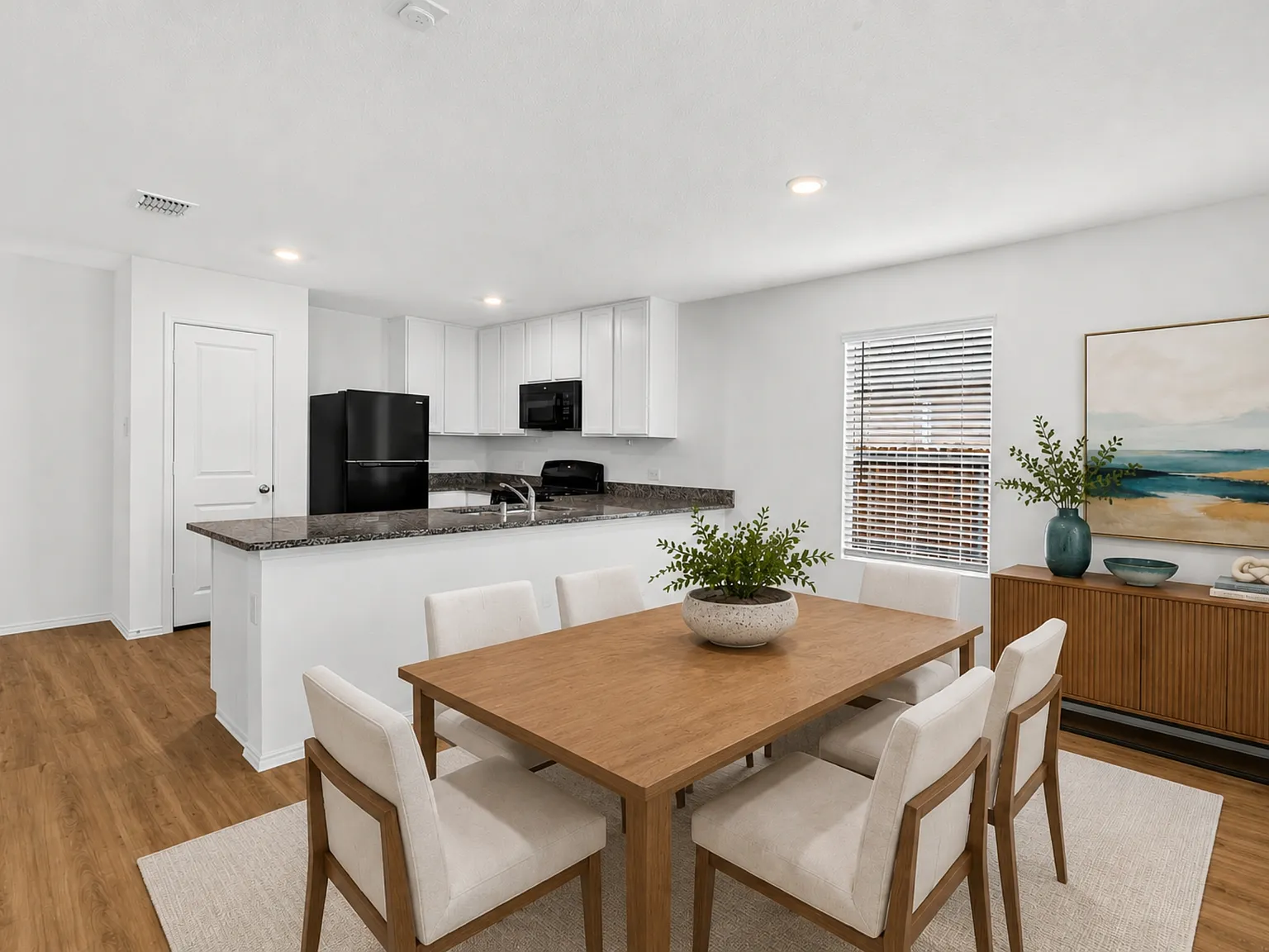 4 bed, 1500 sqft, $1,745 — Photo 2