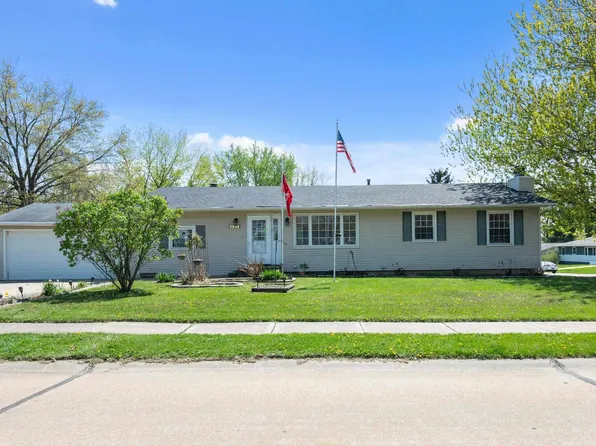 821 W Davenport St, Eldridge, IA 52748