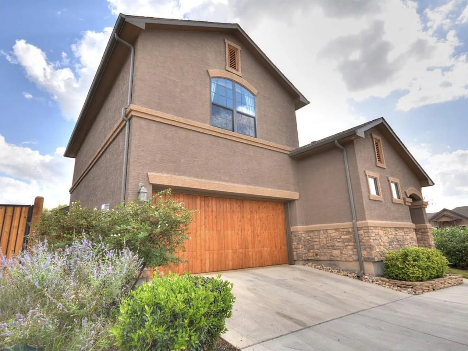 3 bed, 3.5 bath, 2671 sqft, $3,200 — Photo 2
