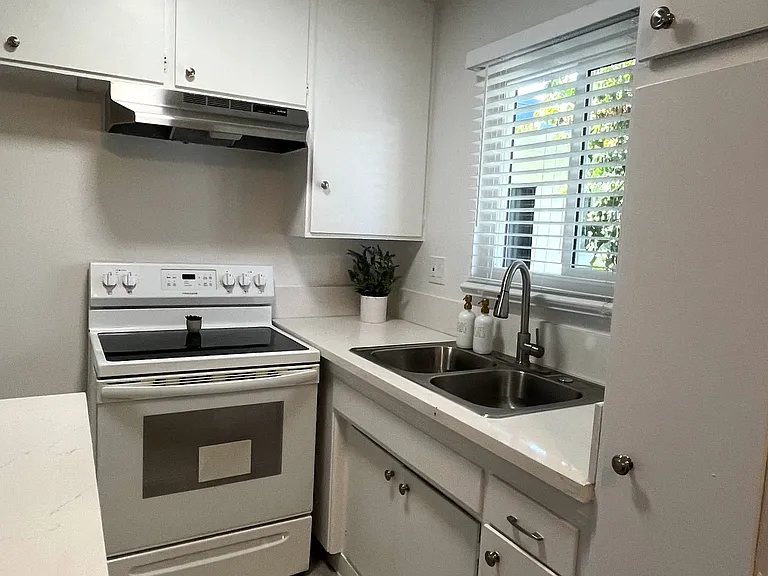 5548 Yarmouth Ave #1 — Photo 6