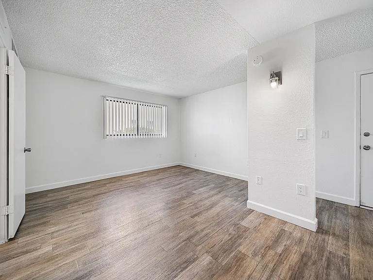 Sunflower Apartments — Photo 25