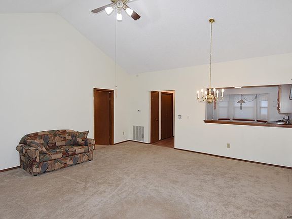 5th image of 105 Meadowbrook Dr