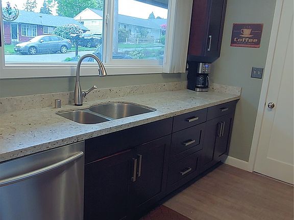 Updated kitchen w/soft close cabinets, Quartz counters