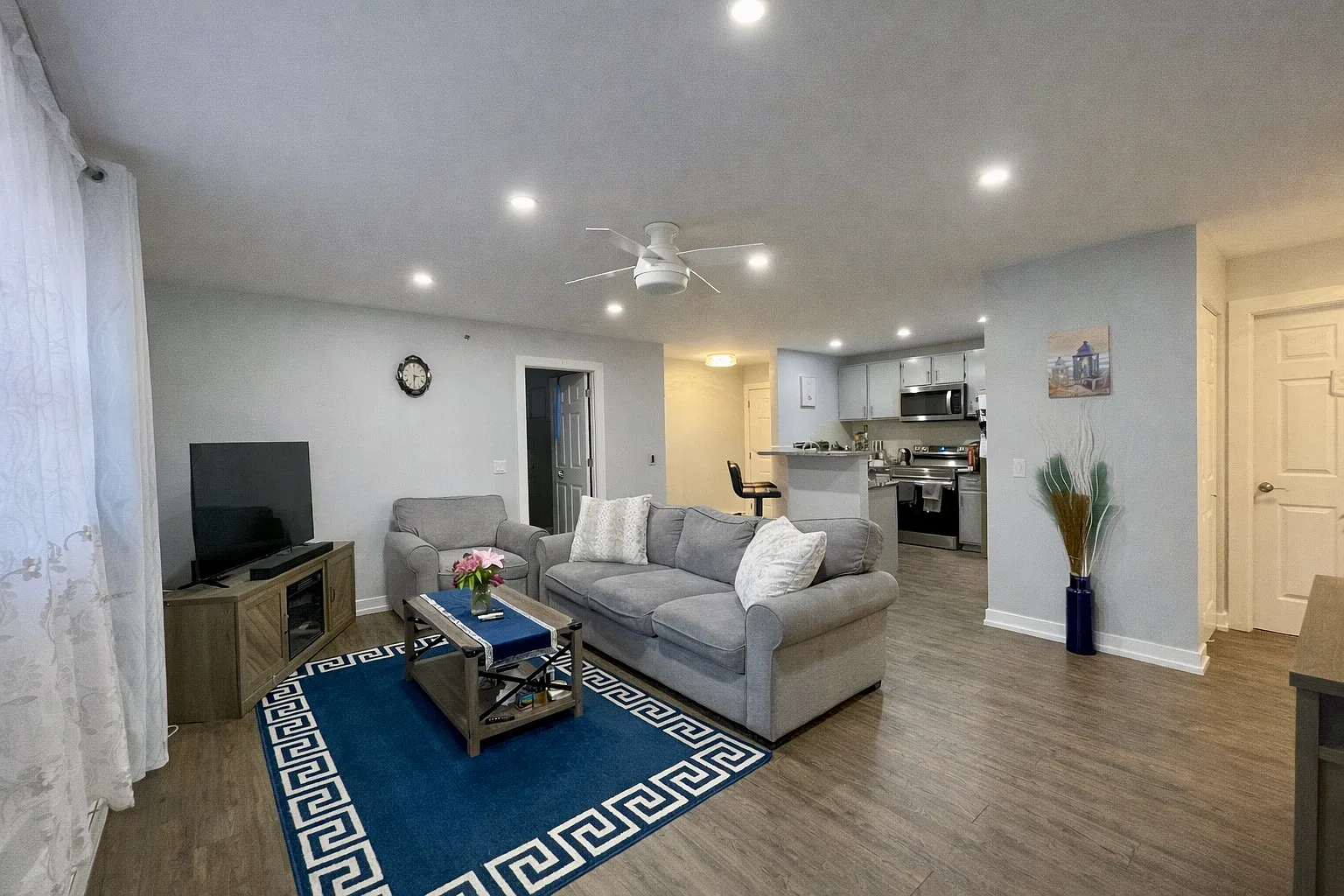 2 bed, 1010 sqft, $1,600 — Photo 2