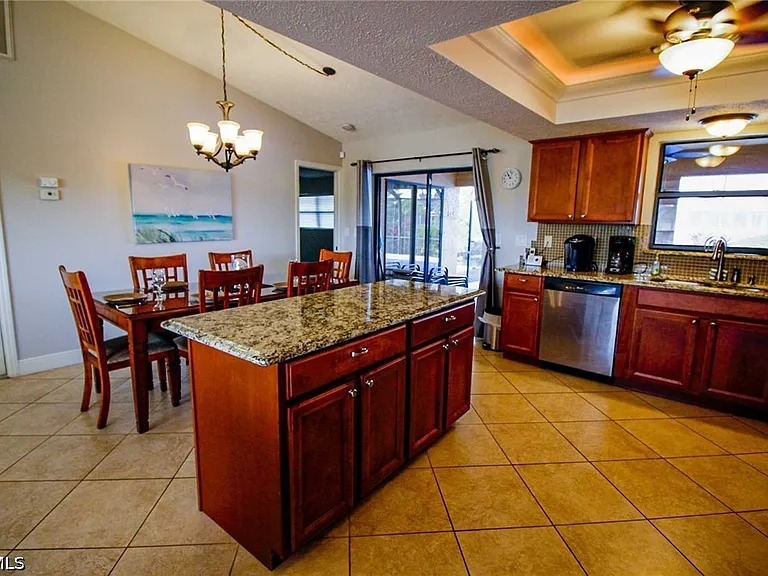 1403 SW 40th Ter — Photo 16