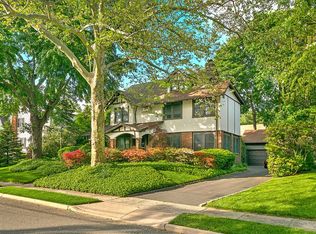 9 Spruce Pl, Great Neck, NY 11021