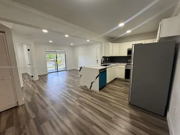 300 Palm Cir W APT 307, Hollywood, FL 33025