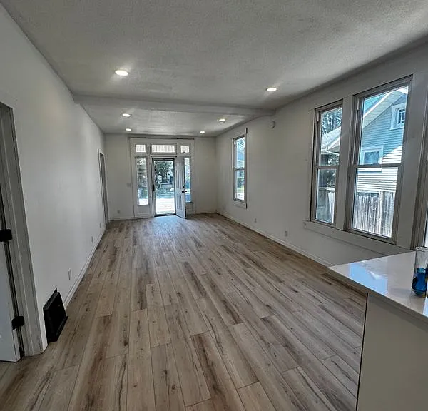 1108 E Blackford Ave — Photo 3