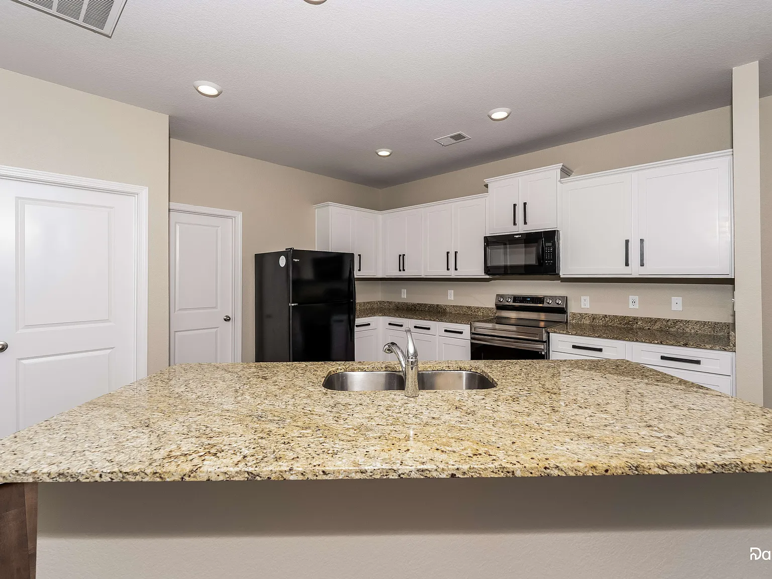 3 bed, 2.0 bath, 1587 sqft, $1,555 — Photo 3