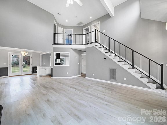 5th image of 718 Emerson Dr