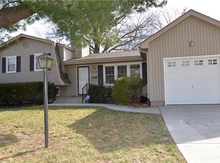 7101 Larsen Ln, Shawnee, KS 66203