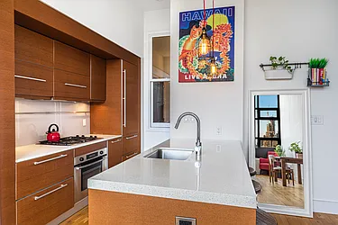 Sold by New York Casas Ltd.