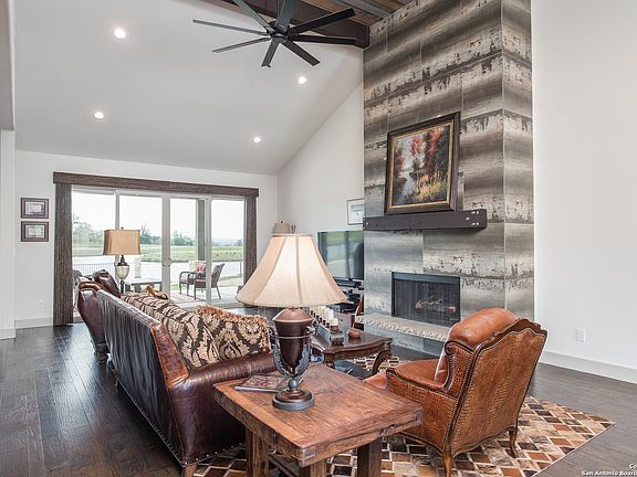 2nd image of 1045 Pinnacle View Dr E