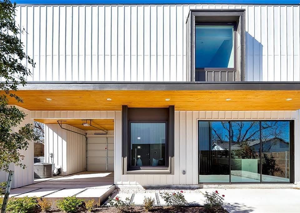 2018 modern build in the middle of North Loop!