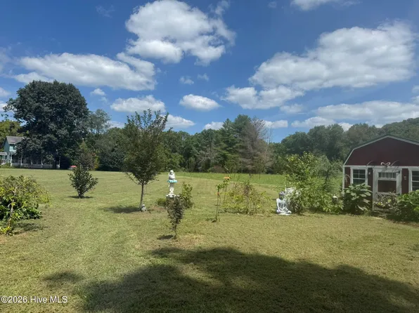 16 Waldorf Place, Brasstown, NC 28902