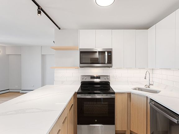 5th image of 6166 N Sheridan Rd APT 12E