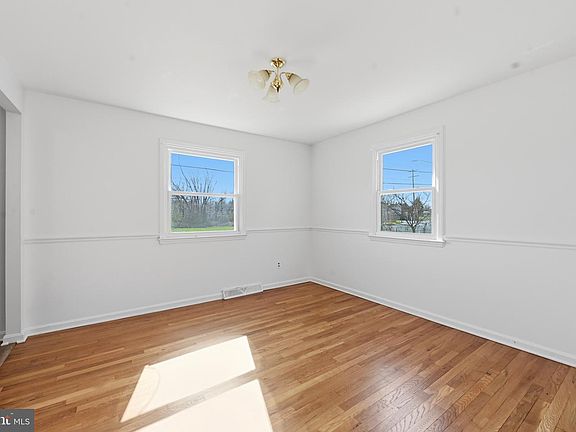 2nd image of 3087 New Castle Ave