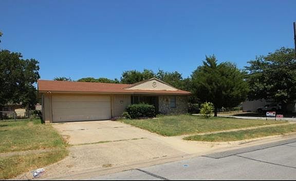 2nd image of 327 Magnolia Ln