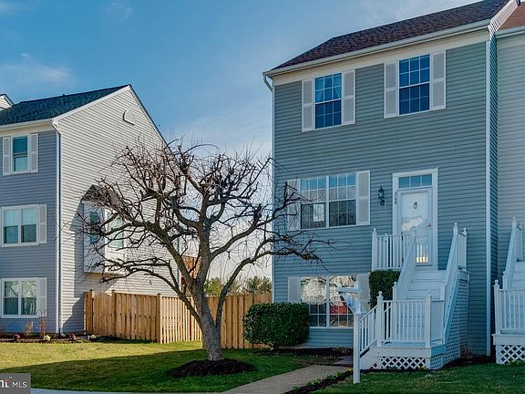 3rd image of 608 Radford Ter NE