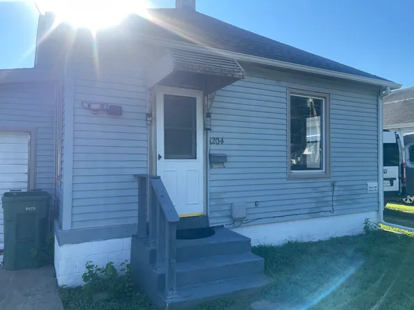 1204 S 12th St, Pekin, IL 61554