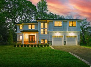 17 The Serpentine, Roslyn, NY 11576