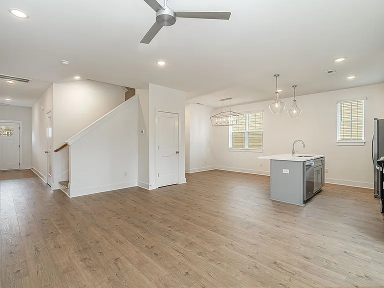 725 Caraway Ln — Photo 4