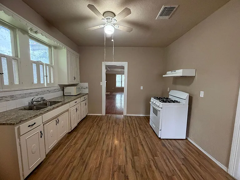 1402 E Highland Blvd — Photo 9