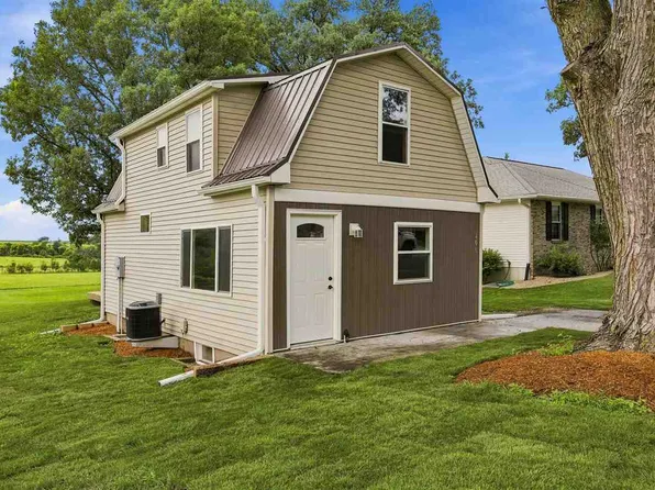 406 2nd St S, Coggon, IA 52218