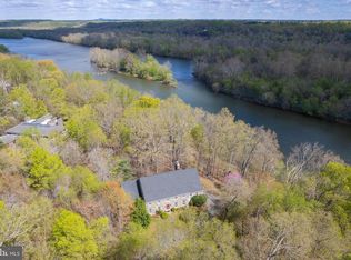 121 Yarnick Rd, Great Falls, VA 22066