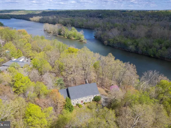 121 Yarnick Rd, Great Falls, VA 22066