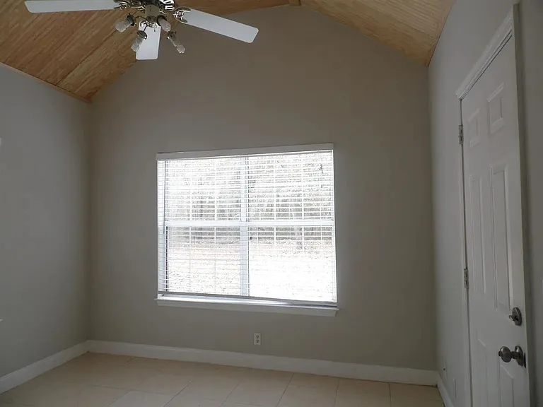 147 Royal Dr — Photo 18