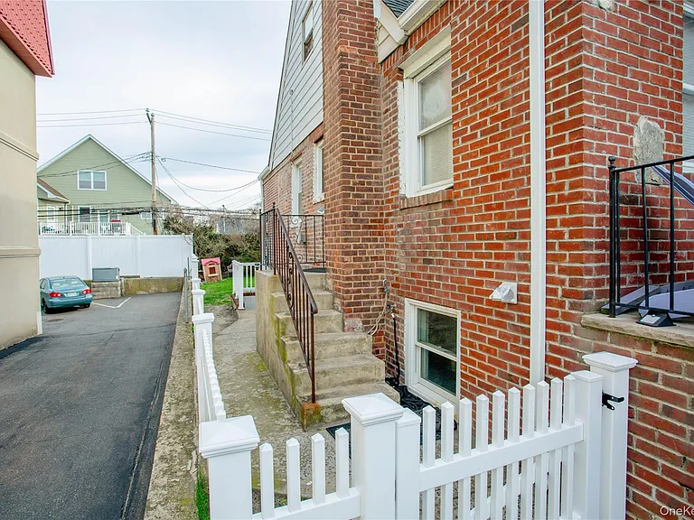 237 E Broadway #LOWER — Photo 3