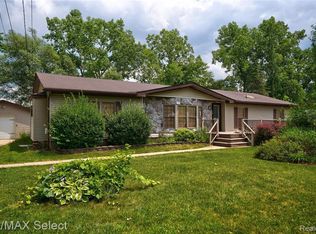 8363 Riverside Dr, Brighton, MI 48116