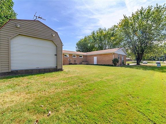5th image of 210 W Sandi Ln