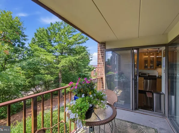 106 Roberts Ln APT 201, Alexandria, VA 22314