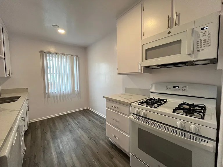 7056 Lanewood Ave — Photo 22