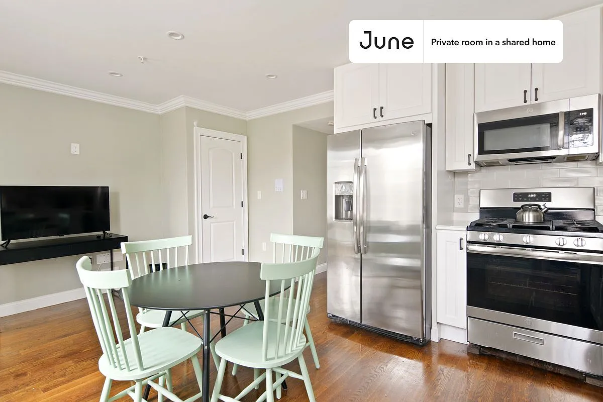 Full bedroom in 5 bed/1.5 bath home in Brighton #571 C — Photo 4