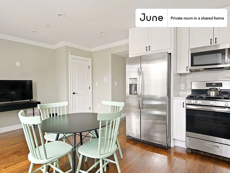 490 Washington St #C — Photo 4