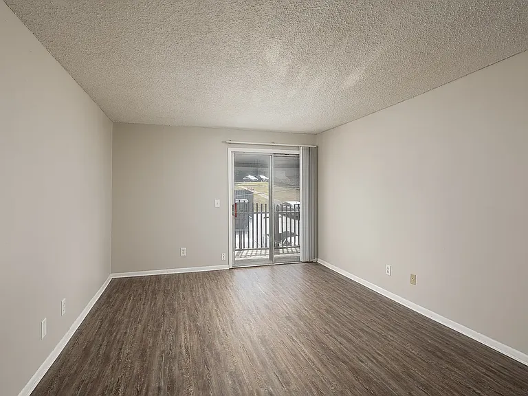 Hartford House Apartments — Photo 3