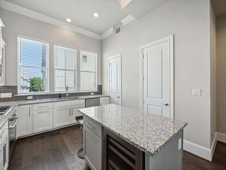 2268 Alterbrook Ln — Photo 4