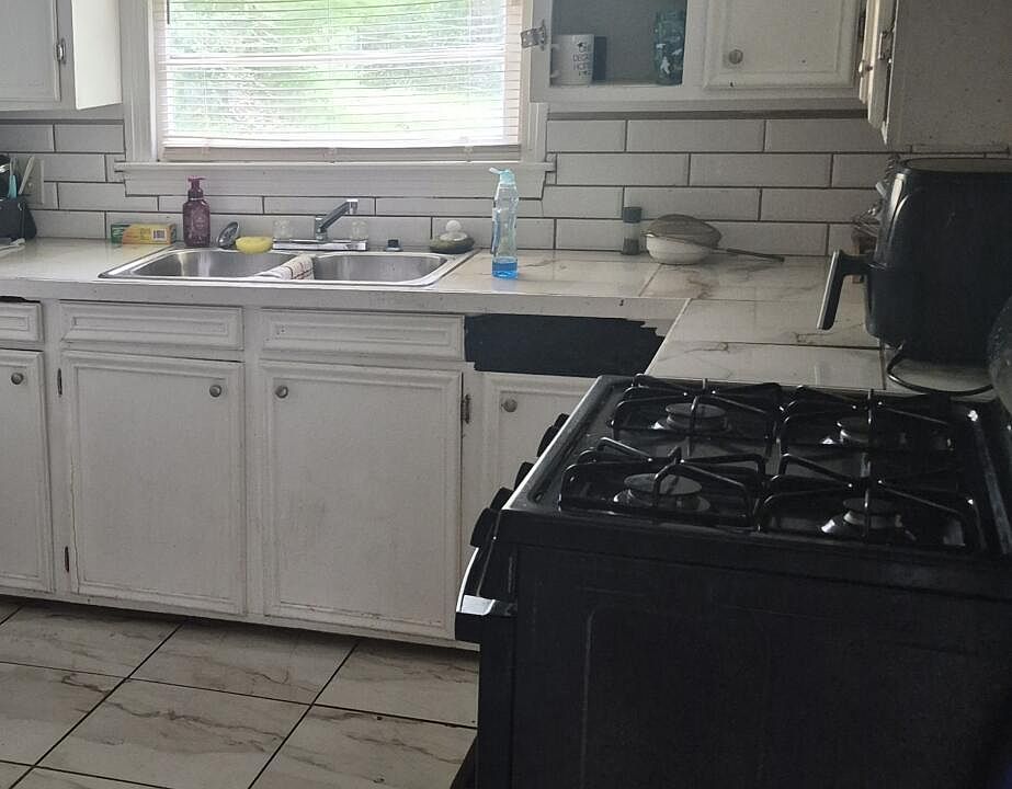 2nd image of 726 Alvaredo St