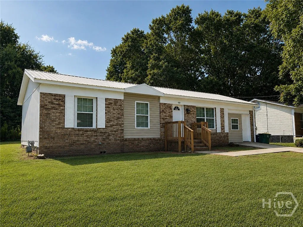 3 bed, 2.0 bath, 1300 sqft, $1,800 — Photo 1