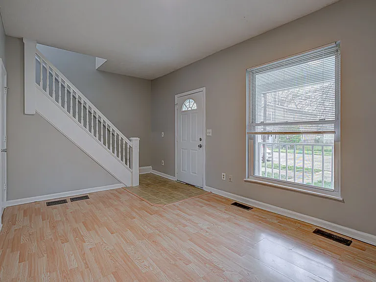 1915 Woodlawn Ave — Photo 9